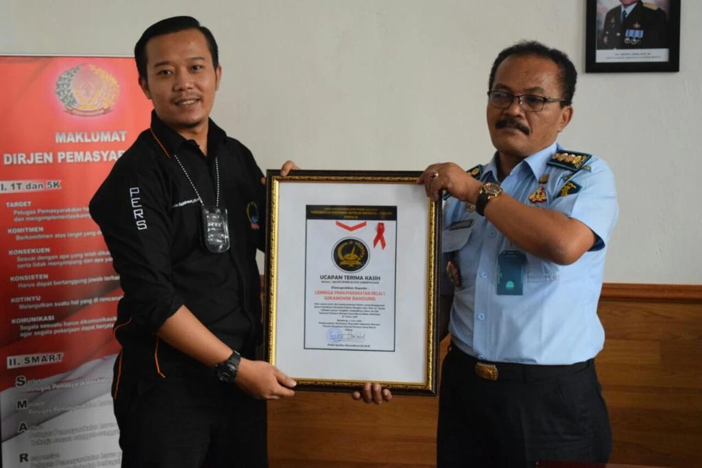 sekjen-perkumpulan-wartawan-republik-indonesia-bersatu-pwrib-firkie-apriliza-ramadhani-se-mm-mh-jalin-silaturahmi-dengan-kalapas-sukamiskin-perkuat-sinergi-pers-dan-pemasyarakatan